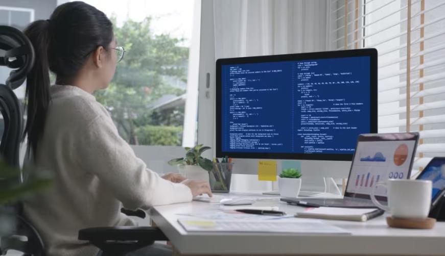 蔚县软件开发公司实战建议:网站赋能,为何必须接入支持机器人?